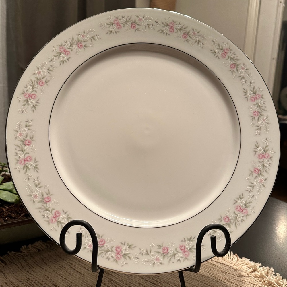Maria Fine China   Dinner Plate -Pale Pink Flower - Made in Japan - Mint!
